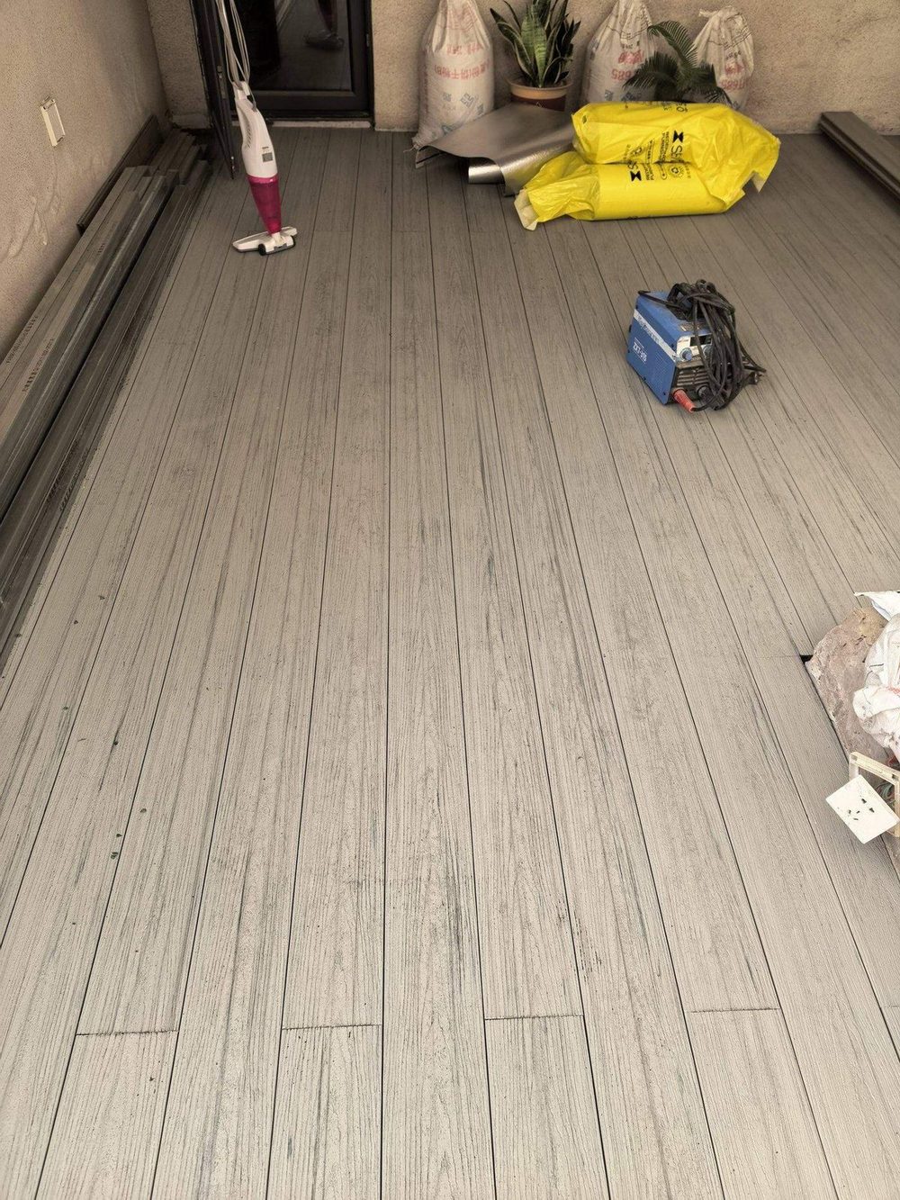 天津西青嘉汇园露台二代共挤木塑地板铺装-爱吉姆建材