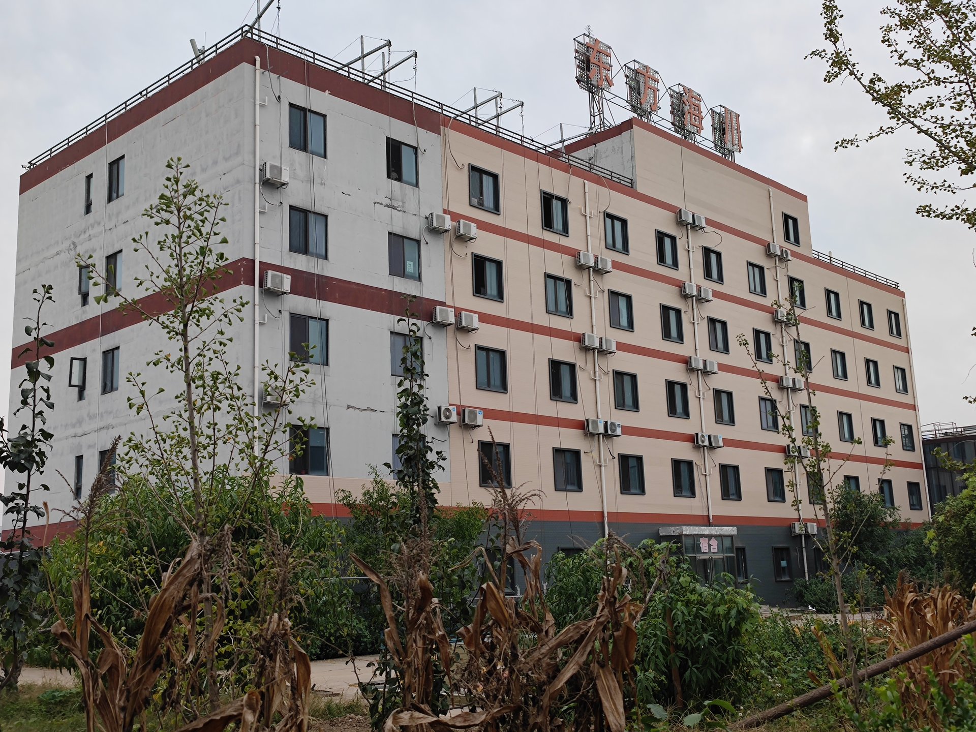 天津静海东方海川宿舍楼项目-金属雕花板-爱吉姆建材