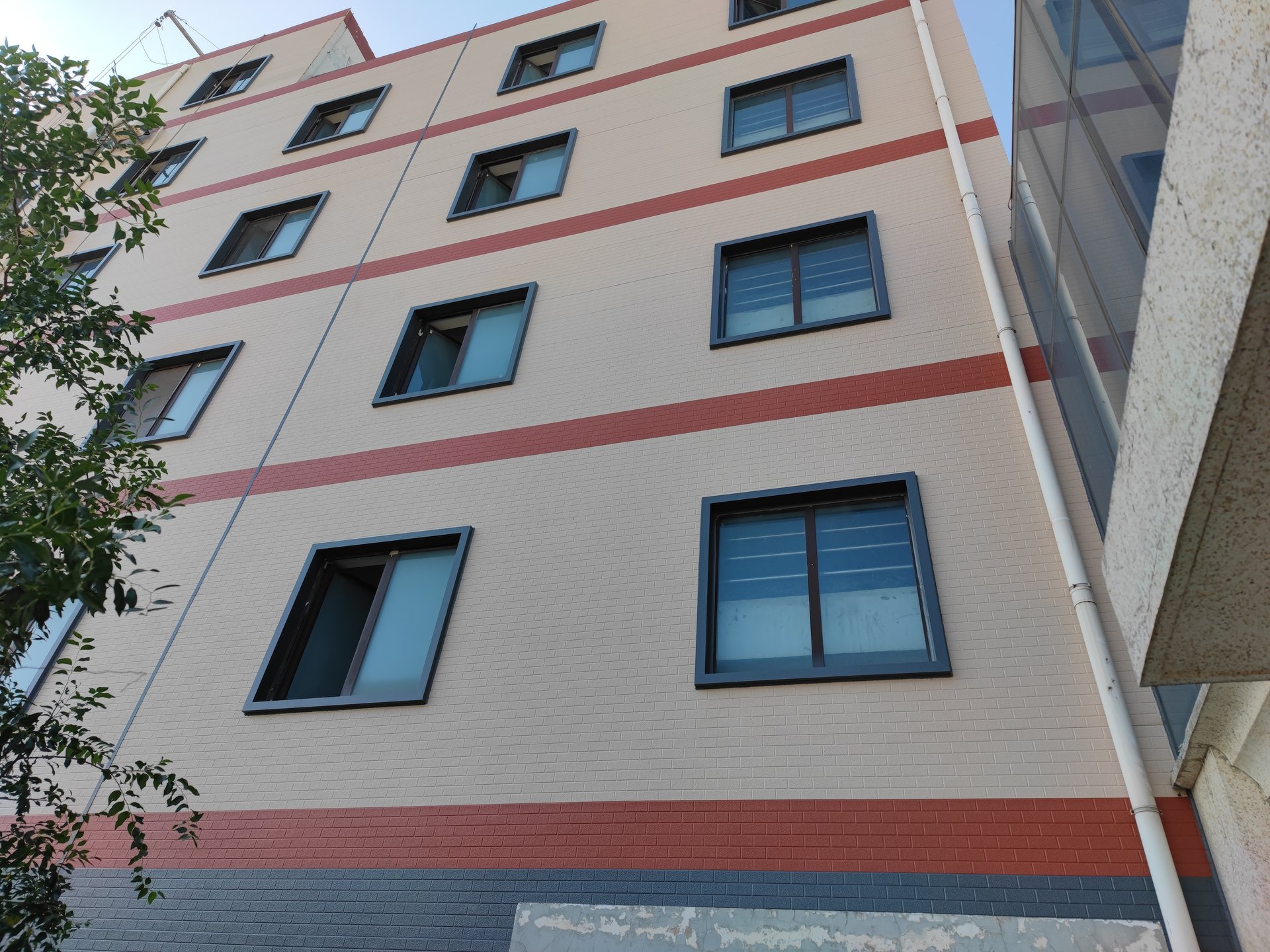 天津静海东方海川宿舍楼外墙项目-金属雕花板-爱吉姆建材