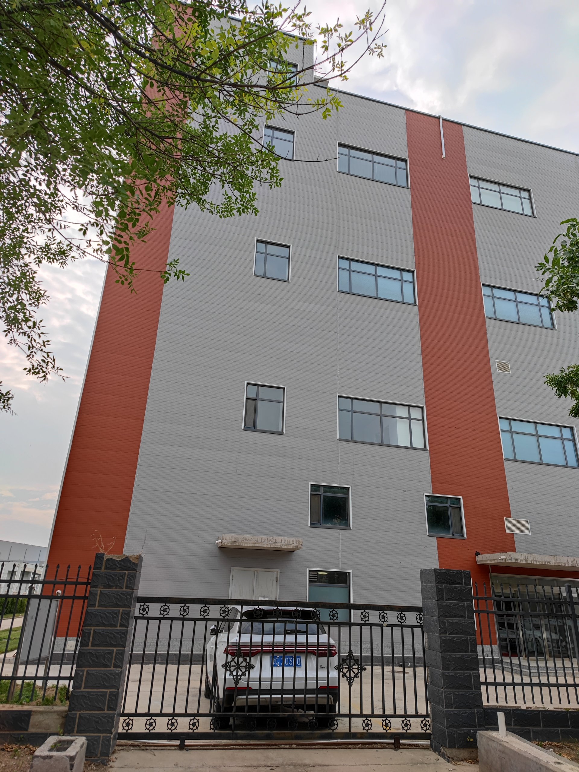 天津武清某药企外墙项目-金属雕花板-爱吉姆建材